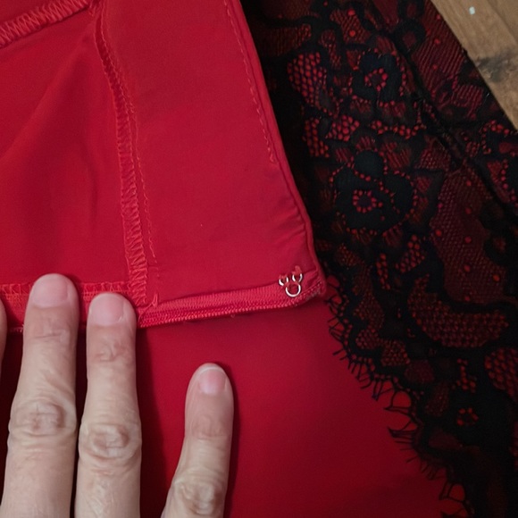 New! NWT 2b Bebe beautiful red skirt with side black lace size 4 - Picture 7 of 12
